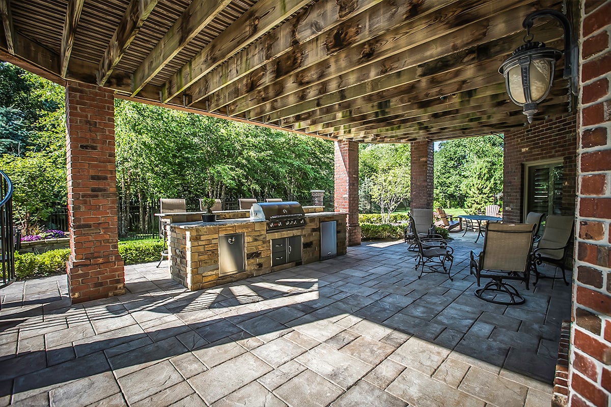 outdoor kitchen with pavers by jay moore landscaping